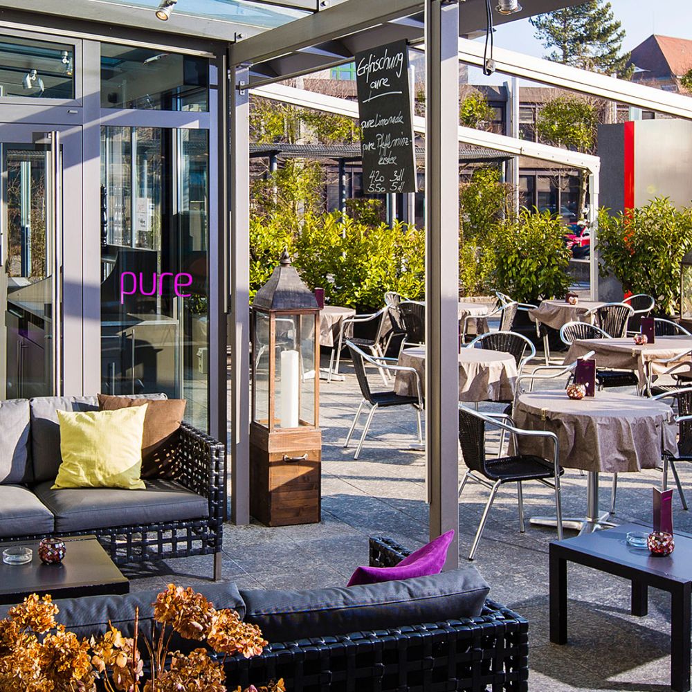 Blick auf die Aussenterrasse des Restaurants pure