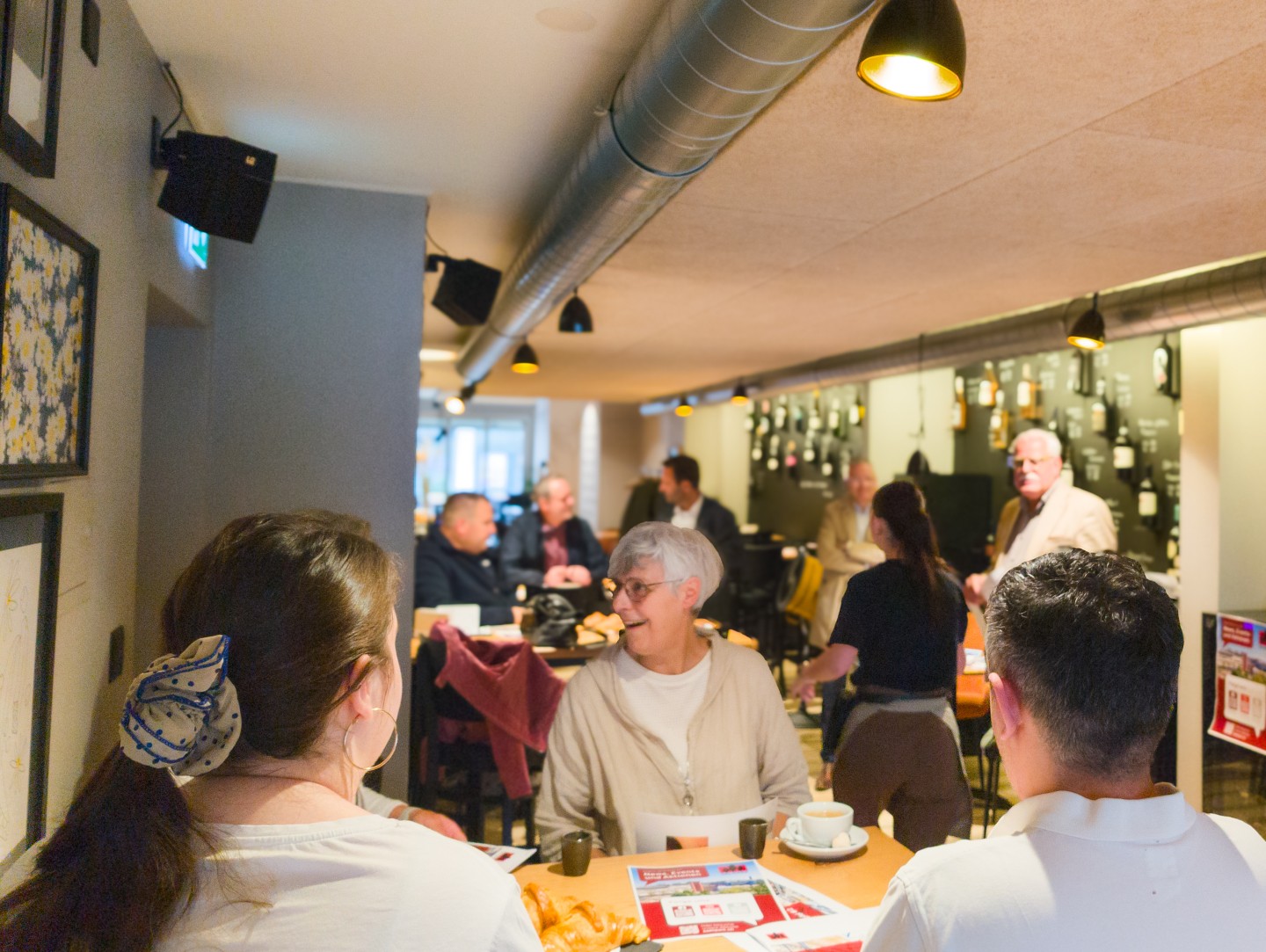 Sälipark-Gipfel #2 aus aktuellem Anlass in der Kirchgasse. Die Sälipark-Mieter wurden von Centerleiter Klaus Juch vor Arbeitsbeginn bei Kaffee, Gipfeli und Birchermüesli im "für Margrith" über die aktuellen und nächsten Aktivitäten des Einkaufszentrums informiert. Der Sälipark-Gipfel ist ein neues Format, um sich gegenseitig  auszutauschen, Inputs aufzunehmen und Wissenswertes zu teilen.

Highlight und Grund für den frühmorgendlichen Besuch der Kirchgasse war sicherlich das gemeinsame Erlebnis "unseres Sonnen-Schärmens", der neuen, vom Sälipark mitfinanzierten Schirm-Beschattung mit integriertem Sälipark-Logo. Als Gäste durften auch der Gemeindepräsident der Stadt Olten - Thomas Marbet und der Co-Präsident Gewerbe Olten - André Hess begrüsst werden. Beide sind sich über die besondere Rolle des Säliparks in der Stadt Olten bewusst und freuten sich über den aktiven Austausch.