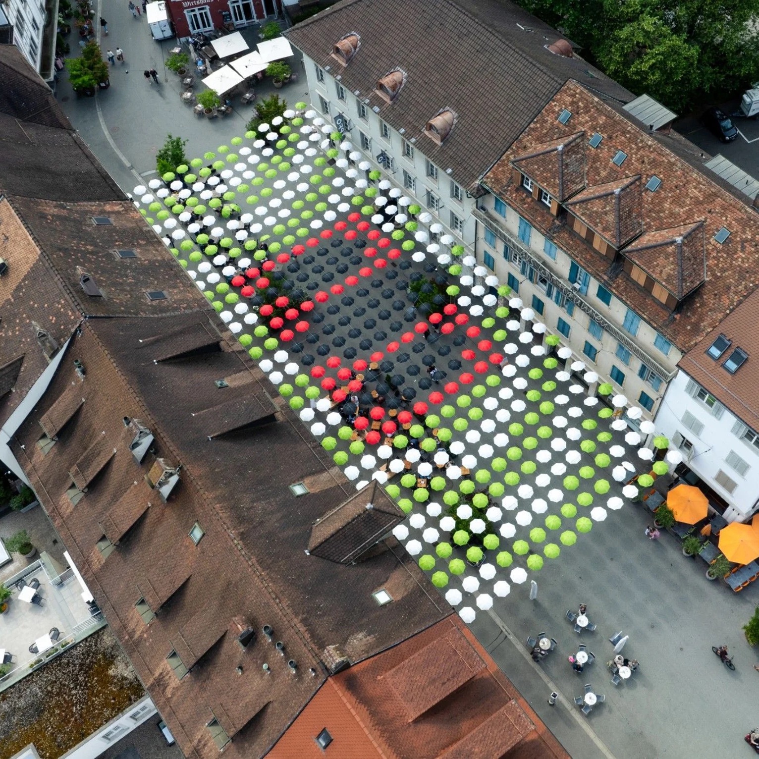 Jetzt für das Sälipark-Schirmdach abstimmen!

Die diesjährige Installation steht ganz im Zeichen der Stadt: Die grünen und weissen Schirme stehen für das Oltner Wappen, Rot und Schwarz für den Sponsor – Wir. Das Einkaufszentrum Sälipark!

Wie Stadtschreiber Markus Dietler in der Medienmitteilung schreibt, bilden die Schirme eine symbolische Brücke zwischen den beiden Stadtseiten. Sie zeigen, dass beide Seiten der Stadt für die Versorgung der Oltner Wohnbevölkerung wichtig sind und das gesamte Gewerbewesen zusammenarbeitet, um die Stadt für Gäste und Ortsansässige noch attraktiver zu machen.

Das Oltner Tagblatt sucht nun das schönste Schirmdach der vergangenen Jahre. Wir freuen uns über jede Stimme für das Sälipark-Schirmdach!

Hier abstimmen:
https://www.oltnertagblatt.ch/solothurn/olten/schirmdach-in-oltner-kirchgasse-welche-installation-gefaellt-bisher-am-besten-ld.4182769?nativeApp=false