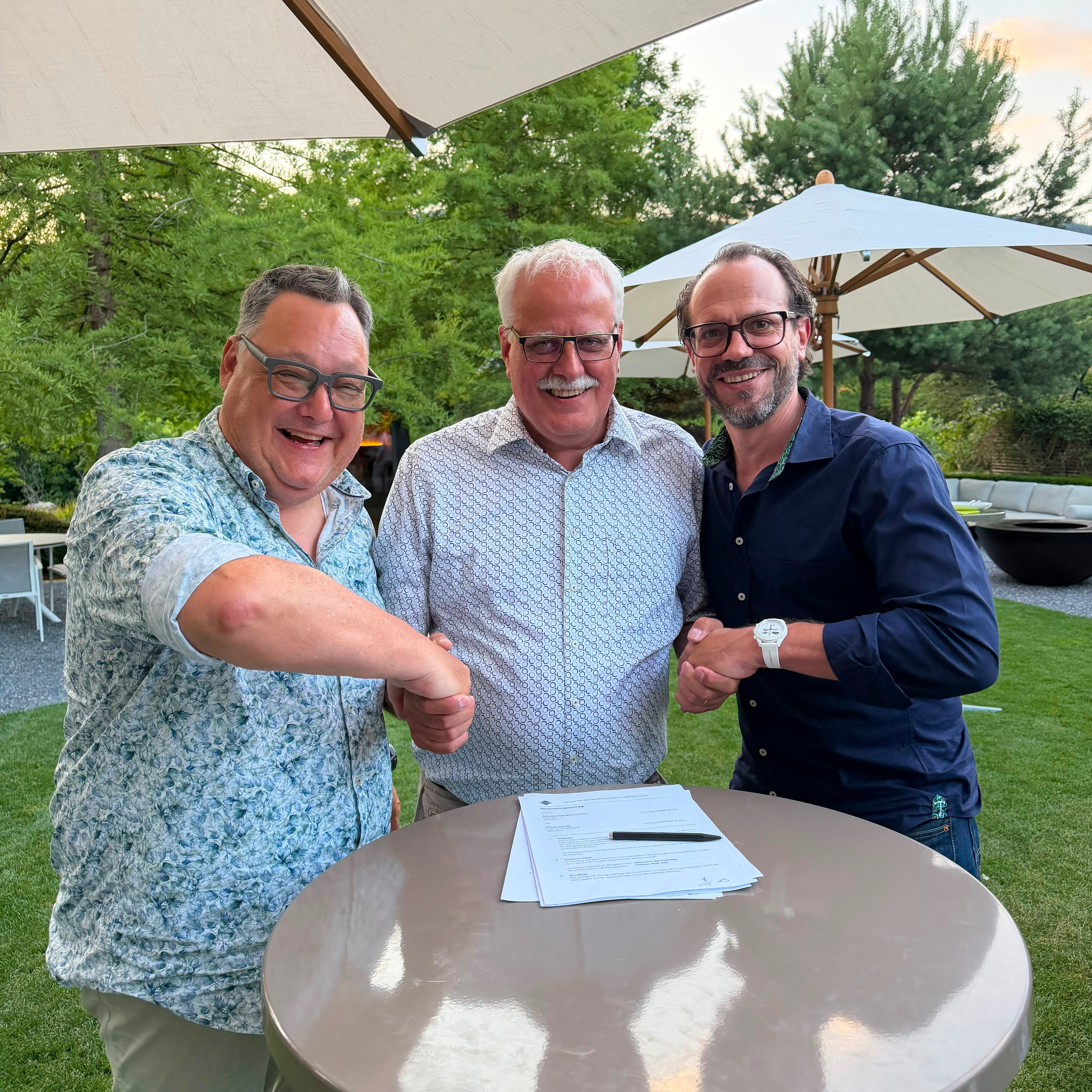 Bestgelaunte EHC Olten Sponsoring-Vertragsunterzeichnung mit dem Sälipark unter freiem Himmel. 
Wir freuen uns auf eine spannende und erfolgreiche nächste Saison mit beidseitig neuem Markenauftritt. Hopp Oute!
(v.l.n.r.) @marc.d.thommen VRP EHCO, @klaus_juch CL Sälipark der Giroud Olma AG, Christian Roth, GL EHCO