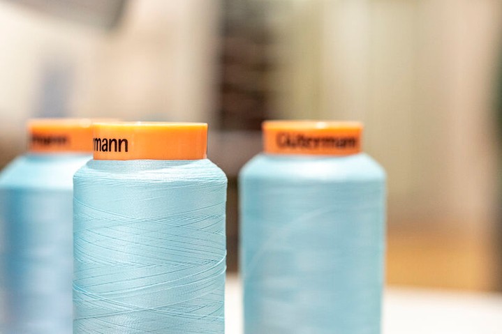 Angebote im Pop-up Store der Schule für Mode&Gestaltung
1. UG im Sälipark Olten

Reparieren statt wegwerfen – für eine bessere Zukunft
› Expressatelier für Reparaturen und Änderungen
› Hosen Reissverschluss ersetzten/ 35.00 Inkl. Reissverschluss

› Neuanfertigungen
› Lieblingsstück nachnähen lassen
› Kostenlose Farb-, Mode- und Stilberatung
› SOLO-Kollektion

Öffnungszeiten 
› Mo.-Fr. 08.30-18.30, Do. bis 20.00 Uhr, Sa. 08.00-18.00 Uhr