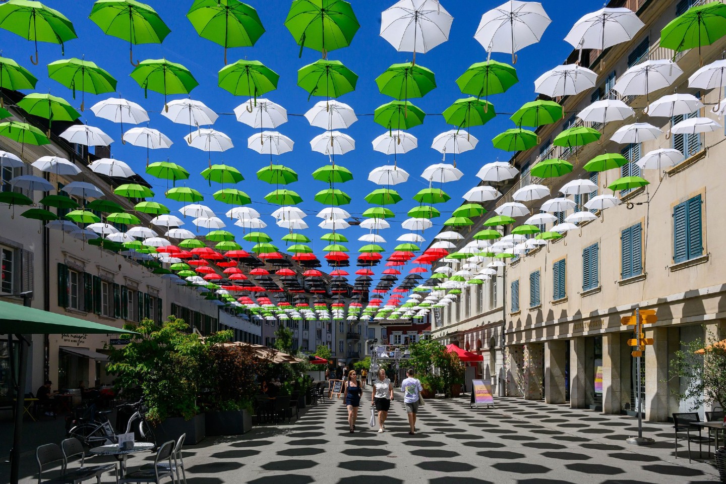 Mit dem Sälipark-Logo: Die Kirchgasse erhält wieder ihr farbenfrohes Schirmdach
Das bunte Schirmdach ist zurück – es verwandelt die Innenstadt erneut in einen schattigen Blickfang. Dieses Jahr bilden die Schirme unter anderem das Logo des Säliparks.

Sie sind wieder zurück: die bunten Schirme in der Oltner Kirchgasse sorgen auch dieses Jahr für etwas Schatten in der Innenstadt. Um genau zu sein, sind es insgesamt 476 Schirme, die als farbenfrohes Dach erneut ein Blickfang im Stadtbild sind und auch an heissen Tagen zum Verweilen in der Gasse einladen.

Bild: Bruno Kissling
Dieses Jahr bilden die Schirme das Logo des Sponsors Sälipark (rot und schwarz) und setzen damit einen lokalen Akzent in der Kirchgasse. Umrahmt wird es von den Farben des Wappens der Stadt Olten (grün und weiss).

Zum vollständigen Artikel im OT vom 29.05.2026, 05.00 Uhr. Danke an Lavinia Scioli, Text und Bruno Kissling, Bild

https://www.oltnertagblatt.ch/solothurn/olten/oltner-kirchgasse-buntes-schirmdach-mit-saelipark-logo-fuer-den-sommer-ld.4175594